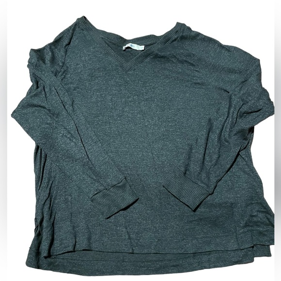 Bundle of two cozy v-neck sweaters - Picture 4 of 4